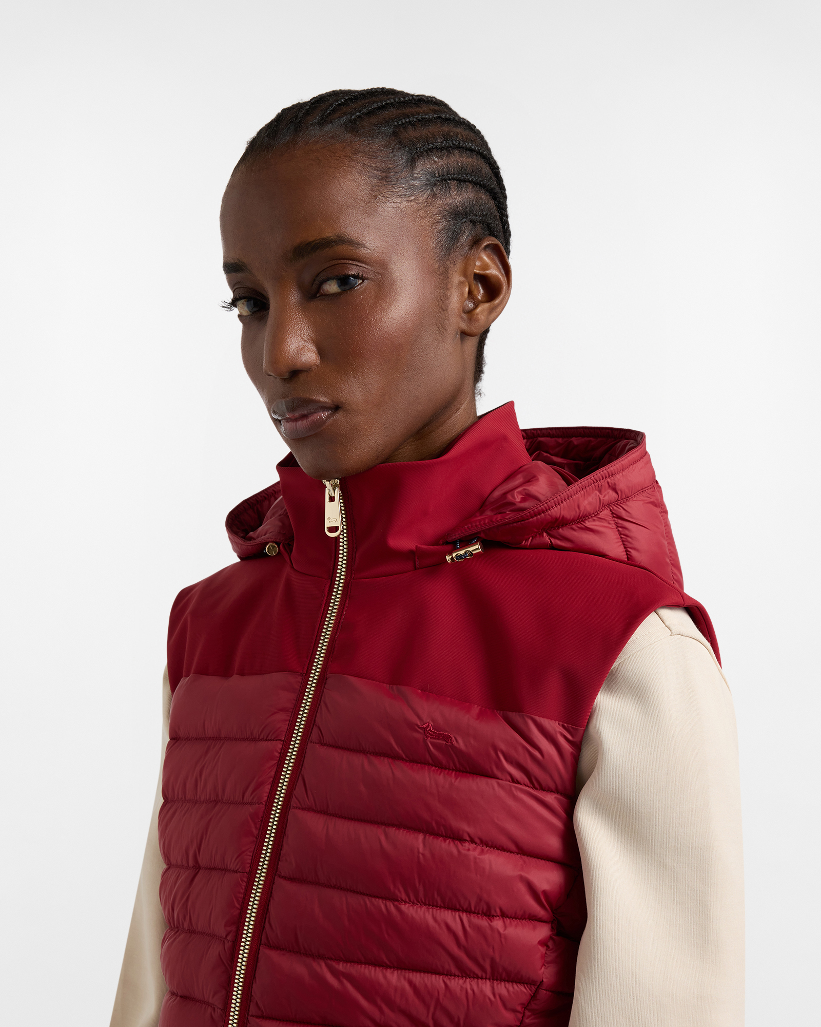 Mujer con chaleco acolchado rojo y mangas beige